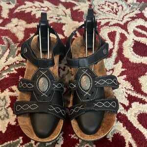 Black Ridley sandel by Bearpaw🖤